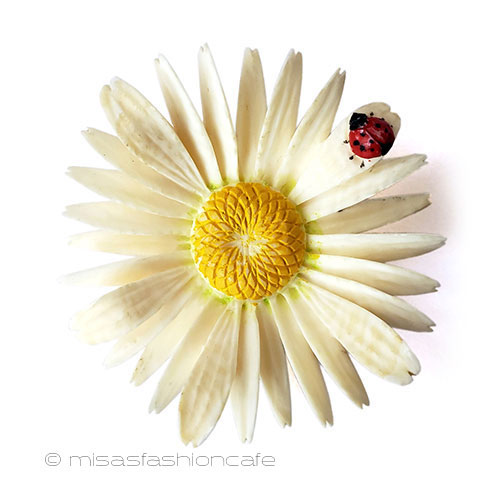 （画像用） デイジーのお花ブローチ 象牙アイボリーてんとう虫