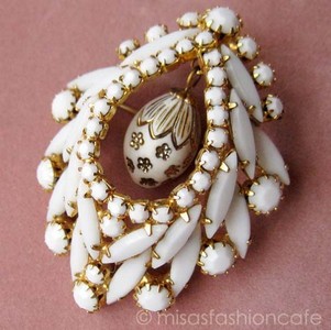 （画像用） ミルクガラス　ブローチ