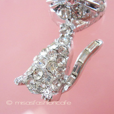 （画像用） クリスタル猫ねこブローチ