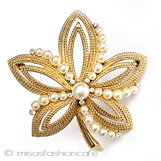 （画像用） Trifari　 トリファリ パールの花　ブローチ