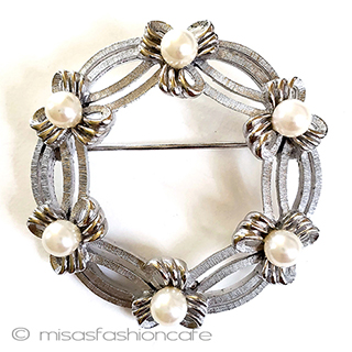 （画像用） Trifariトリファリ　ブローチ パールのリボン・リース