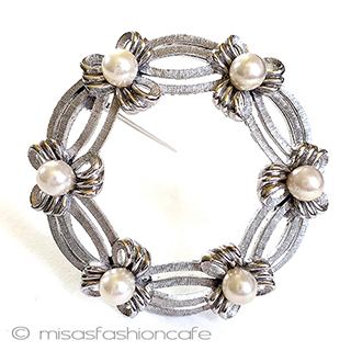 （画像用） Trifariトリファリ　ブローチ パールのリボン・リース