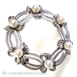 （画像用） Trifariトリファリ　ブローチ パールのリボン・リース