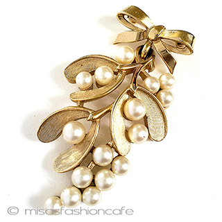 （画像用） Trifari トリファリ ブローチ パール・ヤドリギのブーケ