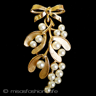 （画像用） Trifari トリファリ ブローチ パール・ヤドリギのブーケ