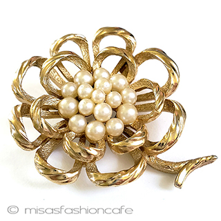 （画像用） Ｔｒｉｆａｒｉ　 トリファリ パールのお花　ブローチ