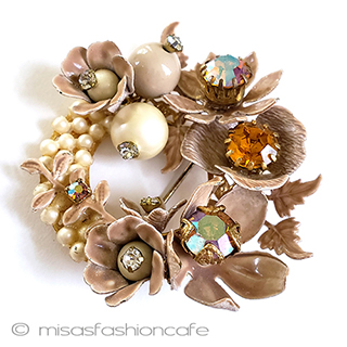 （画像用） エナメル・RS・パール お花リースブローチ