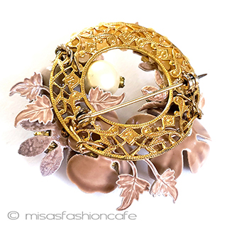 （画像用） エナメル・RS・パール お花リースブローチ