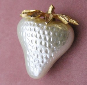 （画像用） パール苺 ブローチ