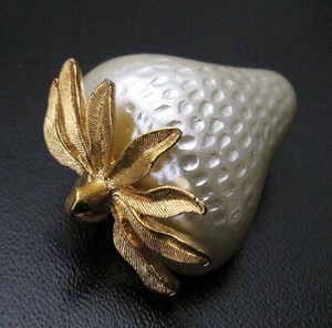 （画像用） パール苺 ブローチ