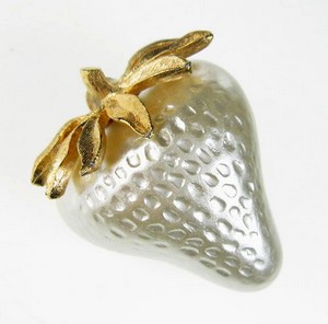 （画像用） パール苺 ブローチ