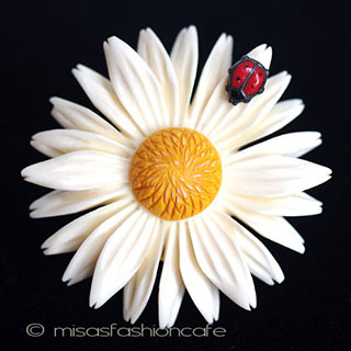 （画像用） アイボリー　花ブローチ デイジー　てんとう虫