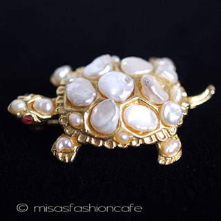 （画像用） ＳＷＯＢＯＤＡ・スワボダ 真珠・ルビーの亀ブローチ