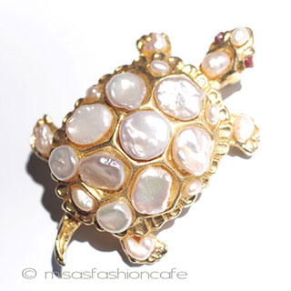 （画像用） ＳＷＯＢＯＤＡ・スワボダ 真珠・ルビーの亀ブローチ