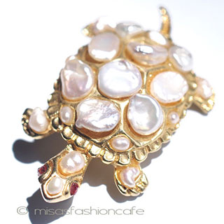 （画像用） ＳＷＯＢＯＤＡ・スワボダ 真珠・ルビーの亀ブローチ