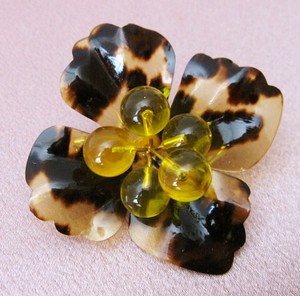 （画像用） べっ甲柄お花ブローチ