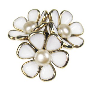 （画像用） クラウンTrifari　 ミルクガラス花ブローチ