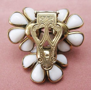 （画像用） クラウンTrifari　 ミルクガラス花ブローチ