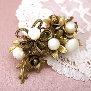 （画像用） 天然マザーオブパール お花ブーケ　ブローチ
