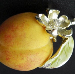 （画像用） ビンテージジュエリー ピーチ黄桃ブローチ