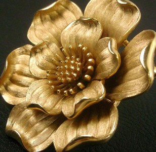 （画像用） Trifari　トリファリ フラワーブローチ