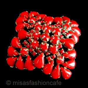 （画像用） レッドガラス ブローチ