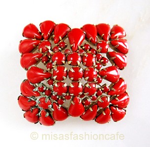 （画像用） レッドガラス ブローチ