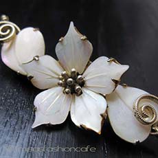 （画像用） 天然MOパール花ブローチ