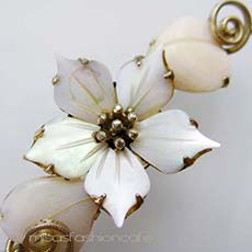 （画像用） 天然MOパール花ブローチ