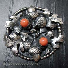 （画像用） どんぐり　ブローチ