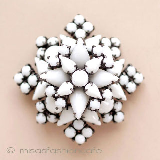 （画像用） ミルクガラス　ブローチ