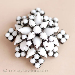 （画像用） ミルクガラス　ブローチ