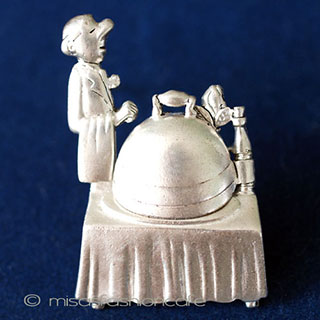 （画像用） 猫のレストラン　ブローチ