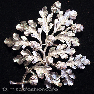 （画像用） Trifari　 トリファリ どんぐり　ブローチ