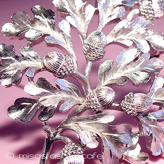 （画像用） Trifari　 トリファリ どんぐり　ブローチ