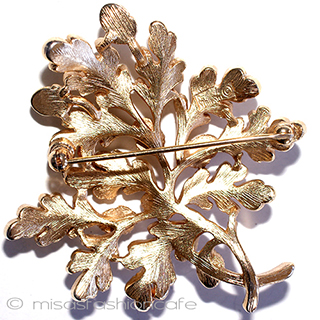 （画像用） Trifari　 トリファリ どんぐり　ブローチ