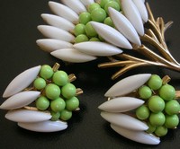 （画像用） クラウンTrifari　ブローチ＆イヤリングセット