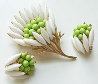 （画像用） クラウンTrifari　ブローチ＆イヤリングセット