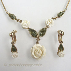 （画像用） 象牙アイボリーのローズ ヒスイの葉ネックレス