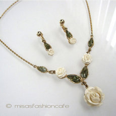 （画像用） 象牙アイボリーのローズ ヒスイの葉ネックレス