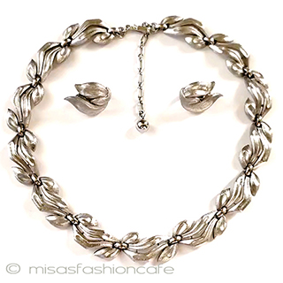 （画像用） ビンテージジュエリー トリファリ　銀リボン