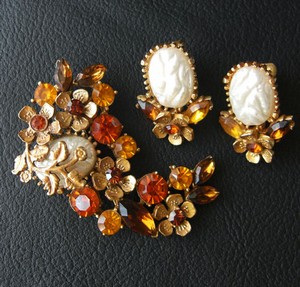 （画像用） バロックパールとお花　 ブローチ・イヤリングセット