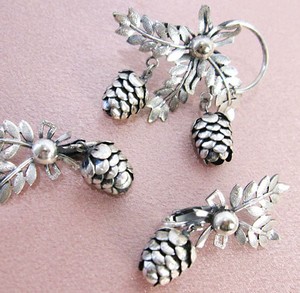 （画像用） どんぐり　 ブローチ・イヤリングセット