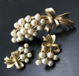 （画像用） クラウンTrifari　 ブローチ・イヤリングセット