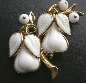 （画像用） Trifari洋梨ブローチ