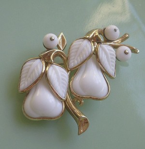 （画像用） Trifari洋梨ブローチ